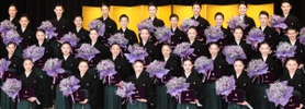記念撮影に応じる１０７期生＝宝塚市武庫川町（宝塚音楽学校提供）
