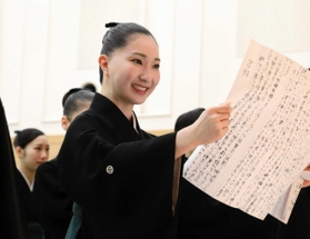 １０７期生総代として答辞を述べる西村あみさん＝宝塚市武庫川町（宝塚音楽学校提供）