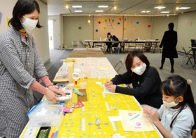 西宮人形劇まつりのワークショップで、作品にちなんだねんど細工を楽しむ参加者（右）＝西宮市甲東園３