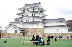 コロナ禍の打撃を受け続ける尼崎城。城下の芝生広場は子どもたちや家族連れらの憩いの場となっている＝尼崎市北城内