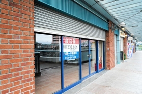 「ＴＳＵＴＡＹＡ立花店」があった空き店舗＝尼崎市七松町１