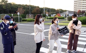 学生らが演出などを取り仕切る制作風景（武庫川女子大学提供）