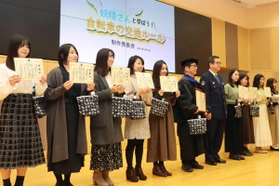 発表会で甲子園署長から感謝状を受け取った学生ら＝西宮市池開町６、武庫川女子大学
