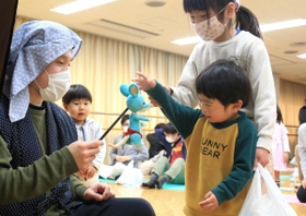 劇の上演後、演者と交流する子どもら＝７日、宝塚市栄町２、ソリオホール