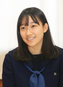 インタビューに応じる柏原雅さん＝西宮市上甲東園２、県立西宮高校