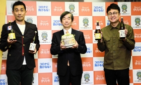 ４月からのラジオ放送を前に藤原保幸市長（中央）との公開収録に参加した石田靖さん（左）と橋本直（右）さん＝伊丹市千僧１、伊丹市役所