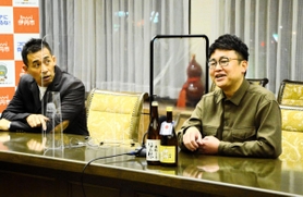 市長応接室でラジオ番組の収録に挑んだ銀シャリの橋本直さん（右）と石田靖さん＝伊丹市千僧１伊丹市役所