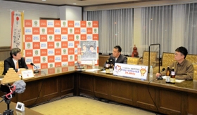 伊丹市の藤原保幸市長（左）をゲストに迎え、伊丹の魅力や思い出について語る石田靖さん（中央）と銀シャリの橋本直さん＝伊丹市千僧１、伊丹市役所