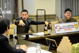 伊丹市で過ごしたエピソードを語り合う石田靖さん（右から２人目）と銀シャリの橋本直さん（右）＝伊丹市千僧１、伊丹市役所