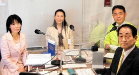 ラジオの特別番組による公開討論会に参加した（左から）末永弥生さん、山崎晴恵さん、門隆志さん、森脇保仁さん＝宝塚市逆瀬川１、エフエム宝塚