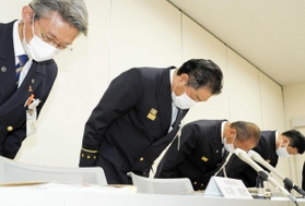 会見で謝罪する宝塚市消防本部の幹部＝宝塚市立中央公民館