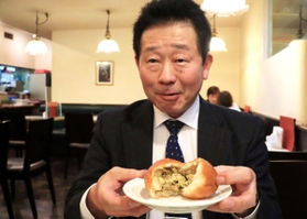 店やピロシキについて語る古角武司社長＝尼崎市神田中通１、モンパルナス