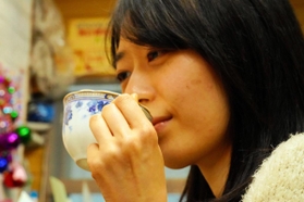 左手の薬指にリングが輝く日を願い、コーヒーをすするきっしー＝尼崎市杭瀬本町１
