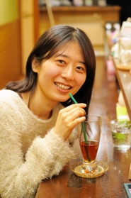 杭瀬中市場の喫茶「Ｓｈｉ－ｏｎｅ」で取材に応じるきっしー＝尼崎市杭瀬本町１