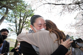 家族と抱き合う合格者＝宝塚市栄町１（撮影・斎藤雅志）