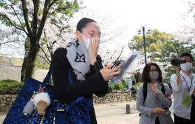 スマートフォンの画面を見て喜ぶ合格者＝宝塚市栄町１（撮影・斎藤雅志）