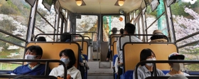 ケーブルカーの車内から桜を眺める乗客＝川西市黒川