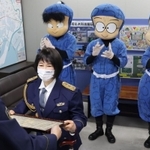 署長感謝状を受け取る尼子騒兵衛さん＝尼崎南署