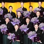 記念撮影に応じる１０７期生＝宝塚市武庫川町（宝塚音楽学校提供）