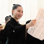 １０７期生総代として答辞を述べる西村あみさん＝宝塚市武庫川町（宝塚音楽学校提供）