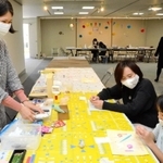西宮人形劇まつりのワークショップで、作品にちなんだねんど細工を楽しむ参加者（右）＝西宮市甲東園３