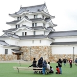 コロナ禍の打撃を受け続ける尼崎城。城下の芝生広場は子どもたちや家族連れらの憩いの場となっている＝尼崎市北城内