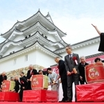 尼崎城のオープンを祝い、落語家桂米團治さんの発声で鏡割を行った関係者＝２８日午前、尼崎市北城内の尼崎城（撮影・中西幸大）