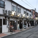 緊急事態宣言が解除され、時間を短縮して営業しているかんなみ新地＝尼崎市神田南通３