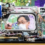 ミシンを修理する藤本崇秀さん＝宝塚市伊孑志、ミシンのフジモト