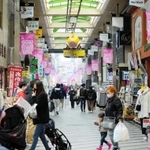 マスク姿の買い物客らが行き交う商店街＝尼崎市神田中通３