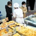 作りたての厚揚げなどが並ぶ＝尼崎市杭瀬本町１、宮島庵