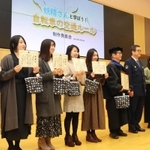 発表会で甲子園署長から感謝状を受け取った学生ら＝西宮市池開町６、武庫川女子大学