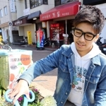 関西を中心に活動するサウンドパフォーマー。西宮市や神戸市内のイベントなどに出演し、休日には無償の路上パフォーマンスなども行う＝西宮市甲子園町七番町