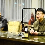 市長応接室でラジオ番組の収録に挑んだ銀シャリの橋本直さん（右）と石田靖さん＝伊丹市千僧１伊丹市役所