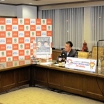 伊丹市の藤原保幸市長（左）をゲストに迎え、伊丹の魅力や思い出について語る石田靖さん（中央）と銀シャリの橋本直さん＝伊丹市千僧１、伊丹市役所