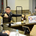 伊丹市で過ごしたエピソードを語り合う石田靖さん（右から２人目）と銀シャリの橋本直さん（右）＝伊丹市千僧１、伊丹市役所
