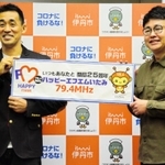 ４月からエフエムいたみで番組を持つお笑い芸人の石田靖さん（左）と銀シャリの橋本直さん＝伊丹市千僧１、伊丹市役所
