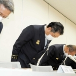 会見で謝罪する宝塚市消防本部の幹部＝宝塚市立中央公民館