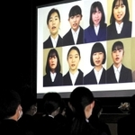 １人ずつ歌う場面を合わせてできたリモート合唱の動画＝西宮市神原、大社中学校