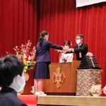 代表して壇上で卒業証書を受け取る卒業生＝西宮市神原、大社中学校