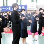 式次第を終えた後、３年生の先生に感謝の言葉と拍手を送る卒業生たち＝西宮市神原、大社中学校