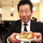店やピロシキについて語る古角武司社長＝尼崎市神田中通１、モンパルナス