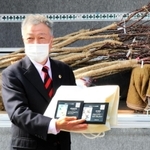 西宮市のオリジナルサクラを紹介する樹名板＝西宮市鳴尾浜２