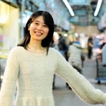 活動拠点の一つである杭瀬中市場を歩く婚活アイドルきっしー＝尼崎市杭瀬本町１