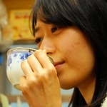 左手の薬指にリングが輝く日を願い、コーヒーをすするきっしー＝尼崎市杭瀬本町１