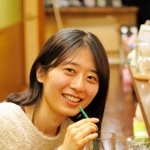 杭瀬中市場の喫茶「Ｓｈｉ－ｏｎｅ」で取材に応じるきっしー＝尼崎市杭瀬本町１
