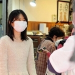 市場の鮮魚店主と談笑する婚活アイドルきっしー＝尼崎市杭瀬本町１