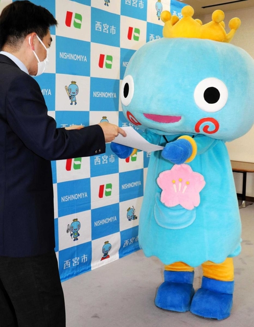 西宮市キャラクターの任命を受けた「みやたん」＝西宮市六湛寺町、西宮市役所