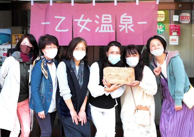 リボンアールのメンバーら＝大阪市東淀川区淡路４、昭和湯（リボンアール提供）