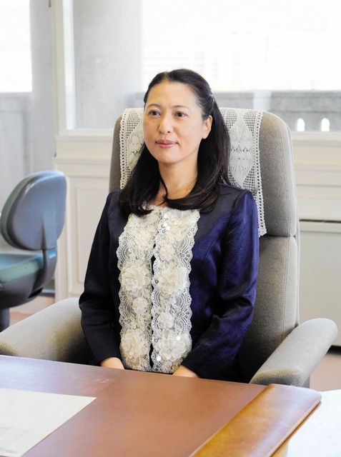 初めて市長席に座り、引き締まった表情を見せる山崎晴恵市長＝１９日午前、宝塚市役所（撮影・大田将之）